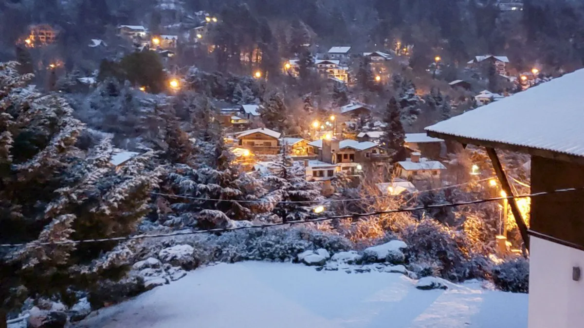 Qué hacer en La Cumbrecita: Senderos de bosque nevados, cascadas y el encanto del pueblo peatonal en invierno